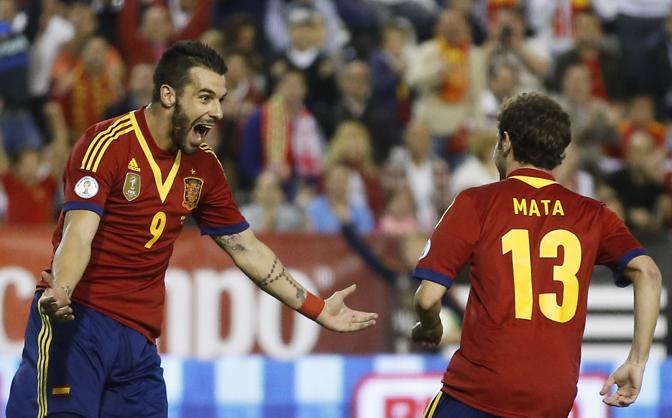 Spagna-Georgia 2-0: Negredo e Mata, gli autori dei gol, festeggianodopo il 2-0. Reuters